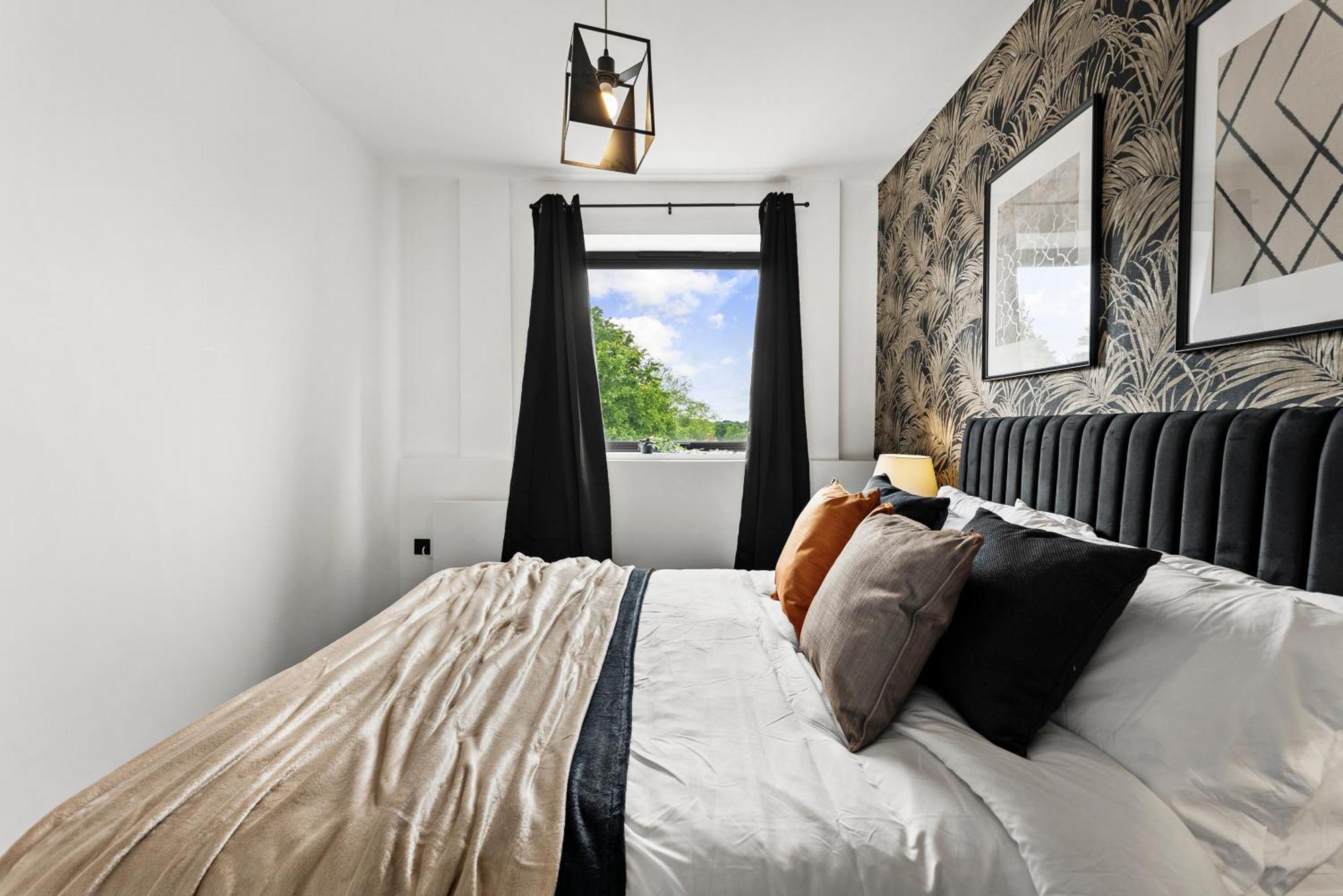 Apartment Stylish 2-bedroom Flat In - Sleeps 6 *