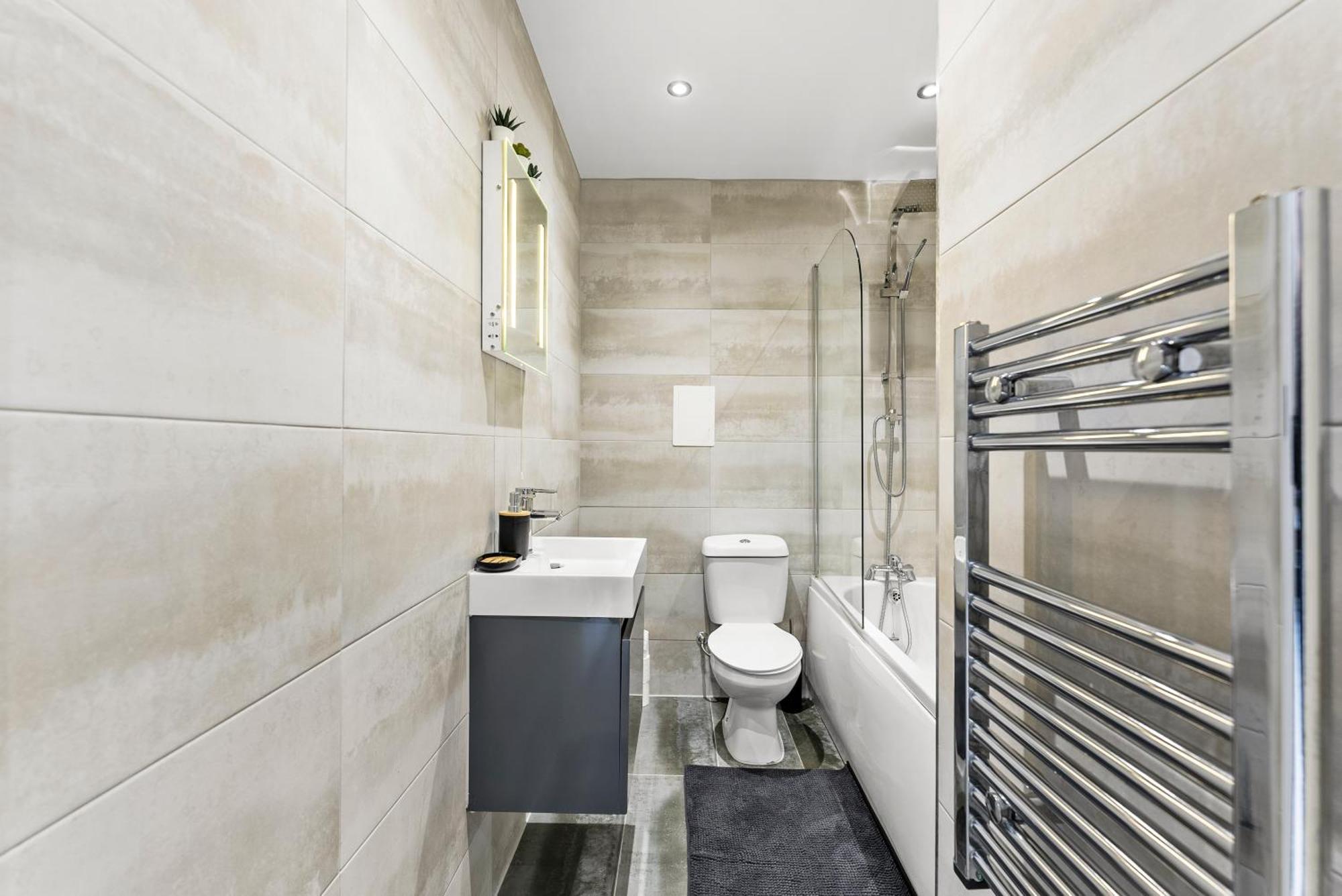 Apartment Stylish 2-bedroom Flat In - Sleeps 6 *