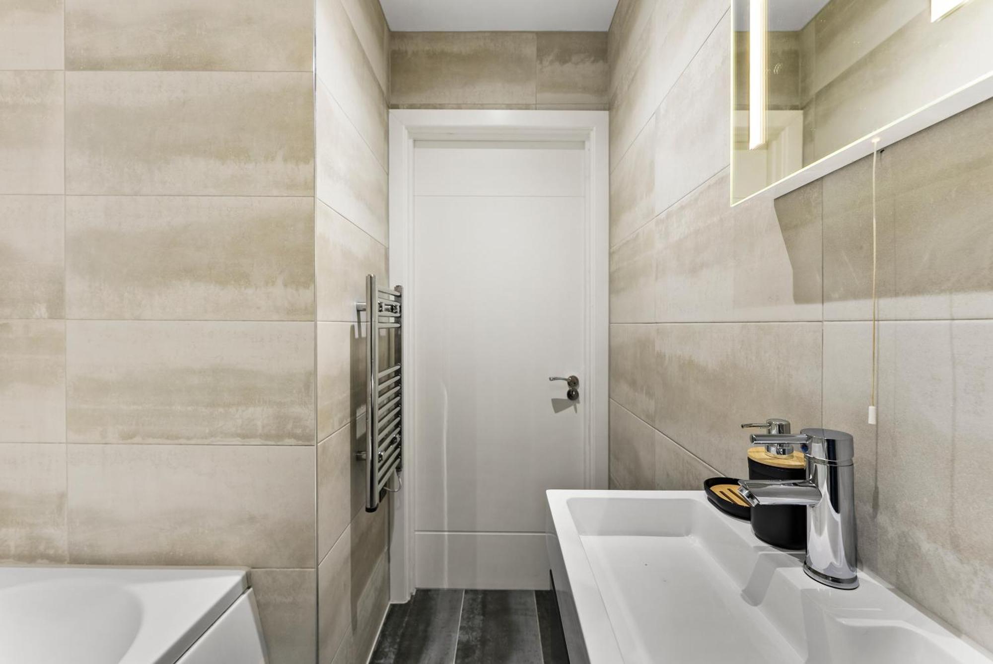 Apartment Stylish 2-bedroom Flat In - Sleeps 6 *
